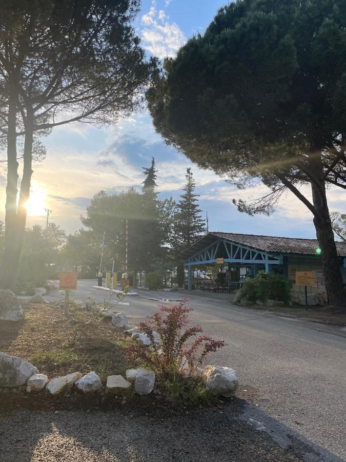 Mobil-Home Au Pied Du Luberon La Roque-d'Antheron Luaran gambar